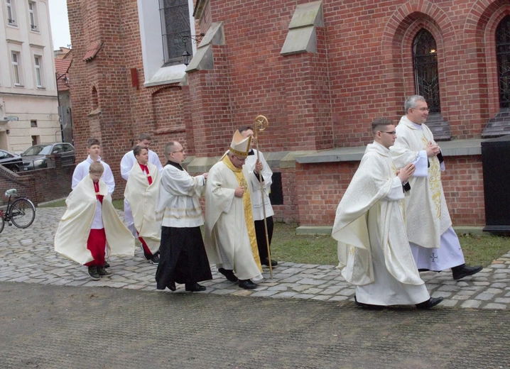 Poświęcenie ołtarza w odnowionym kościele pw. św. Zygmunta i św. Jadwigi Śl. w Kędzierzynie-Koźlu