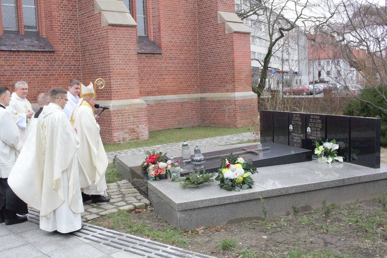 Poświęcenie ołtarza w odnowionym kościele pw. św. Zygmunta i św. Jadwigi Śl. w Kędzierzynie-Koźlu