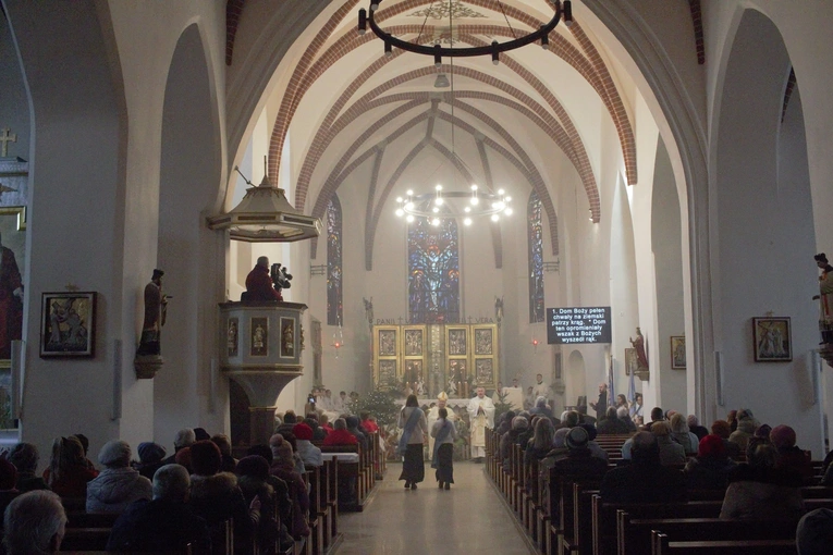 Poświęcenie ołtarza w odnowionym kościele pw. św. Zygmunta i św. Jadwigi Śl. w Kędzierzynie-Koźlu