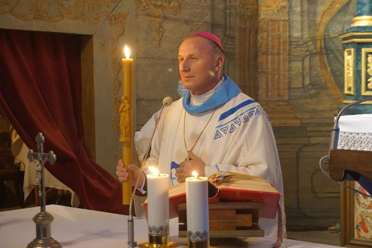 Na rozpoczęcie obchodów bp Marek Solarczyk poświęci przyniesione gromnice.