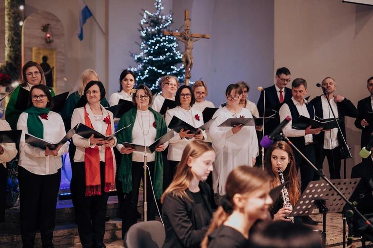 Wieczór kolęd w parafii garnizonowej w Skierniewicach