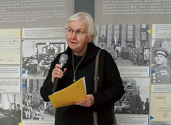 Dr Elżbieta Borkowska podczas prelekcji.