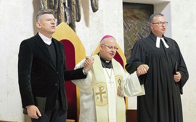 	Biskup, ksiądz ewangelicki i pastor zielonoświątkowy odmawiają „Ojcze nasz”.