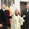 	Biskup, ksiądz ewangelicki i pastor zielonoświątkowy odmawiają „Ojcze nasz”.