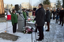 Przy grobie Andrzeja Kozerawskiego delegacje złożyły kwiaty i zapaliły znicze.
