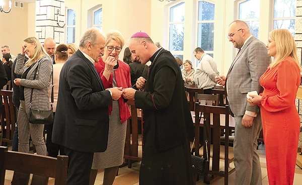 Po Eucharystii odbyło się spotkanie wspólnotowe, podczas którego zgromadzeni przełamali się opłatkiem.