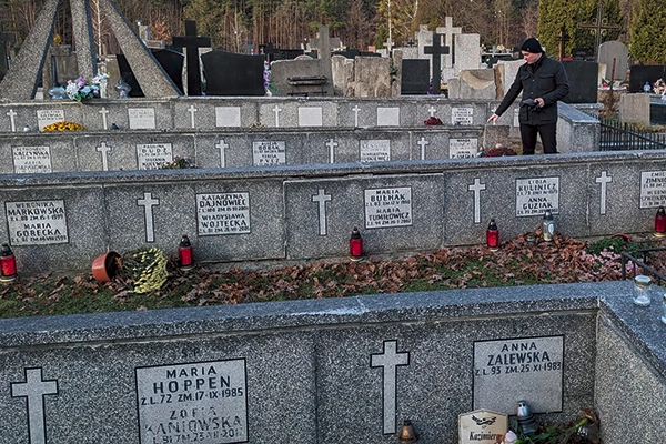 Grób s. Wandy niczym się nie wyróżnia spośród innych grobów Sióstr od Aniołów, ale widać, że jest często odwiedzany.