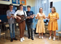 Młodzi na spotkaniach rozmawiają o tym, co przeżywają i wspierają się wzajemną modlitwą.