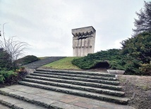 Pomnik Ofiar Faszyzmu zaprojektował prof. Witold Cęckiewicz.