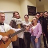 Były gitara, tamburyn i śpiewanie kolęd z uśmiechem na ustach.