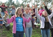 W Festiwalu Życia w Lublińcu-Kokotku zawsze uczestniczy  wielu młodych ludzi.