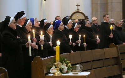 W trakcie Mszy św. odbędzie się obrzęd poświęcenia świec oraz odnowienie ślubów i przyrzeczeń.