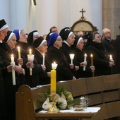 W trakcie Mszy św. odbędzie się obrzęd poświęcenia świec oraz odnowienie ślubów i przyrzeczeń.