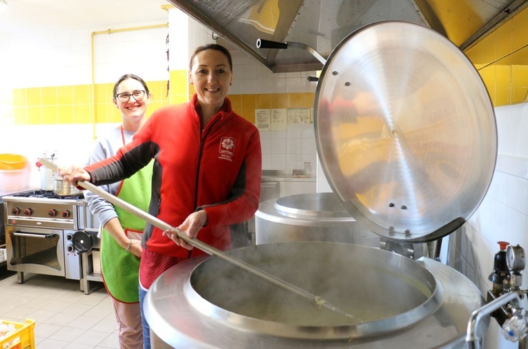 Nina Majewska (z prawej) i Julita Gizicka przygotowują i wydają posiłki potrzebującym w jadłodajni.