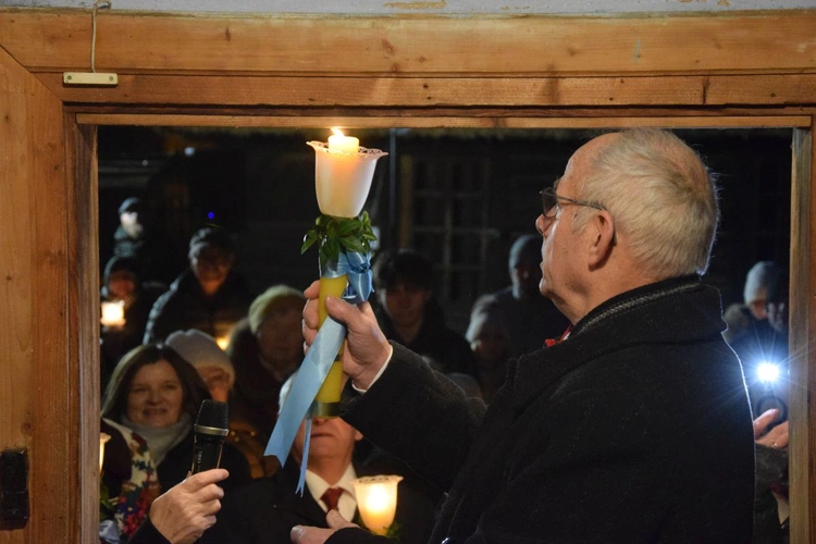 Naznaczanie drzwi płomieniem świecy.