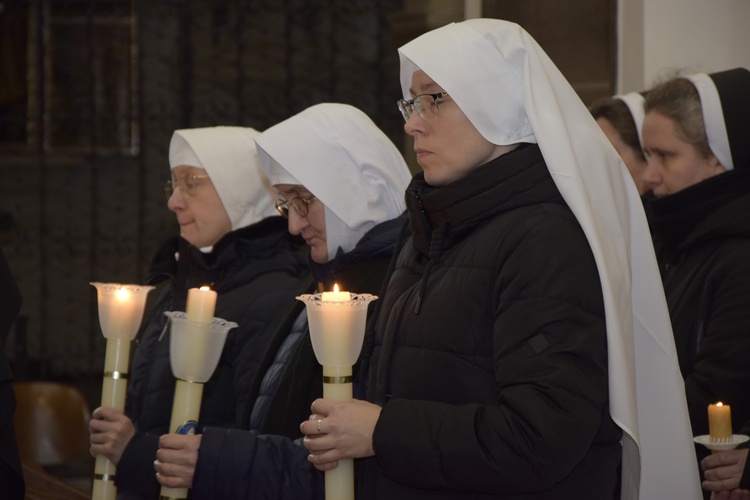 W katedrze na wspólnej modlitwie spotkały się osoby, które żyją według rad ewangelicznych.