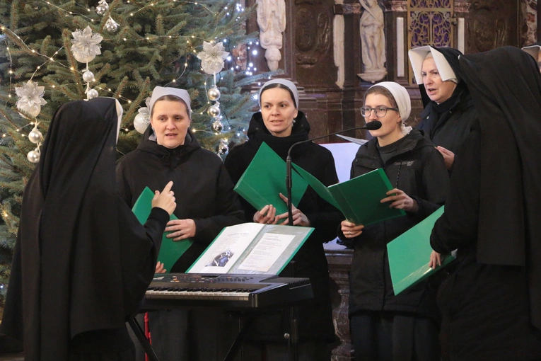 W czasie liturgii śpiewała międzyzakonna schola.