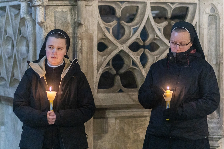 Eucharystia rozpoczęła się procesją światła.