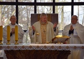 Msza św., która miała miejsce w kościele Matki Boskiej Częstochowskiej we Wrzeszczu, zainicjowała późniejszy cykl konferencji w sali Okręgowej Izby Lekarskiej w Gdańsku. 