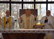 Msza św., która miała miejsce w kościele Matki Boskiej Częstochowskiej we Wrzeszczu, zainicjowała późniejszy cykl konferencji w sali Okręgowej Izby Lekarskiej w Gdańsku. 