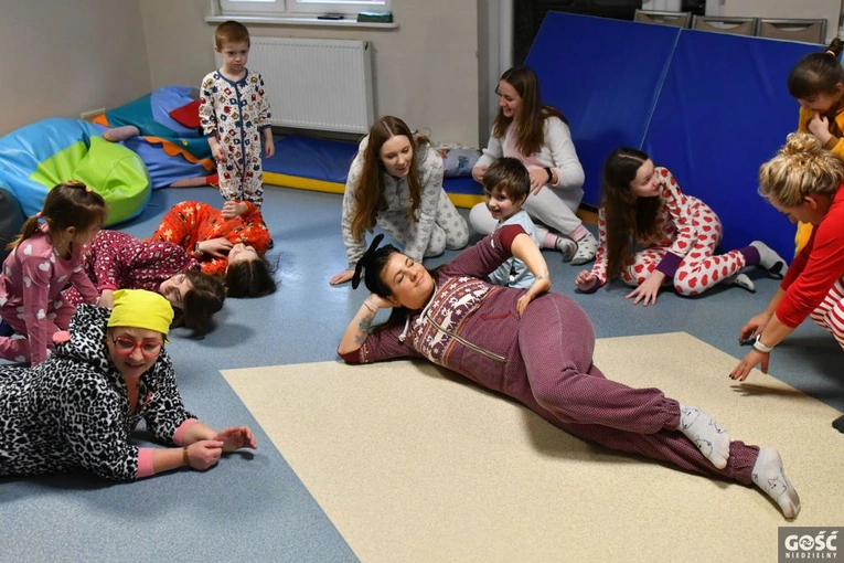 Wolontariusze Caritas zorganizowali bal dla dzieci z przedszkola specjalnego