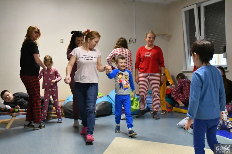 Wolontariusze Caritas zorganizowali bal dla dzieci z przedszkola specjalnego