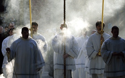 Liturgia Środy Popielcowej zaczyna się w bazylice św. Anzelma, skąd uczestnicy w procesji przechodzą do bazyliki św. Sabiny.