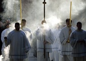 Liturgia Środy Popielcowej zaczyna się w bazylice św. Anzelma, skąd uczestnicy w procesji przechodzą do bazyliki św. Sabiny.