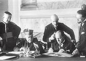 Kard. Pietro Gasparri i i premier Włoch Benito Mussolini podpisują traktaty laterańskie.