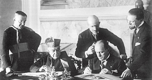 Kard. Pietro Gasparri i i premier Włoch Benito Mussolini podpisują traktaty laterańskie.