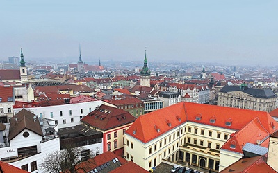 Warto wdrapać się  na katedralną wieżę,  by zerknąć na Brno z lotu ptaka.  