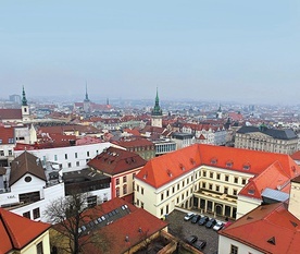 Warto wdrapać się  na katedralną wieżę,  by zerknąć na Brno z lotu ptaka.  