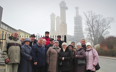 	Inicjatywa odwiedzania kościołów stacyjnych była niedawno na mniejszą skalę prowadzona przez mieszkańców Lędzin i okolic − na zdjęciu odwiedzający w 2019 r. powstającą w Tychach świątynię św. Franciszka i św. Klary.