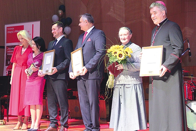 	Nagrodzono m.in. bp. Zbigniewa Zielińskiego, prezydenta Piotra Jedlińskiego i wicemarszałka województwa Tomasza Sobieraja.