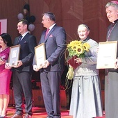 	Nagrodzono m.in. bp. Zbigniewa Zielińskiego, prezydenta Piotra Jedlińskiego i wicemarszałka województwa Tomasza Sobieraja.