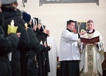 	Biskup Zbigniew Zieliński błogosławi świece na rozpoczęcie liturgii.