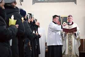 	Biskup Zbigniew Zieliński błogosławi świece na rozpoczęcie liturgii.