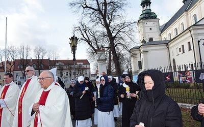 Modlitwę rozpoczęto przed pomnikiem św. Jana Pawła II. 