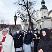 Modlitwę rozpoczęto przed pomnikiem św. Jana Pawła II. 