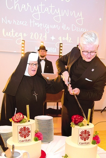 Siostra Luisa i ks. Paweł częstowali gości tortem.