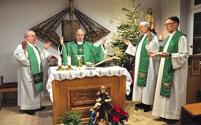 Mszę św. koncelebrowało czterech kapłanów.