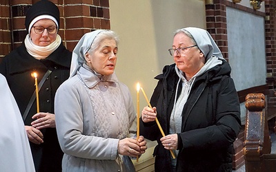 Zapalenie świec, ważnego symbolu liturgii tego dnia.
