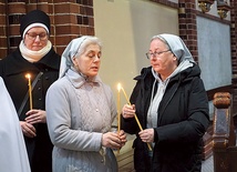 Zapalenie świec, ważnego symbolu liturgii tego dnia.