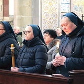 Z procesją płonących gromnic i śpiewem ostatnich kolęd, łączyła się żarliwa modlitwa o nowe powołania do służby Bożej.