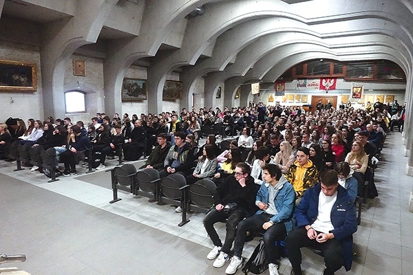 Spotkanie to czas formacji i poznawania rówieśników żyjących według tych samych wartości.