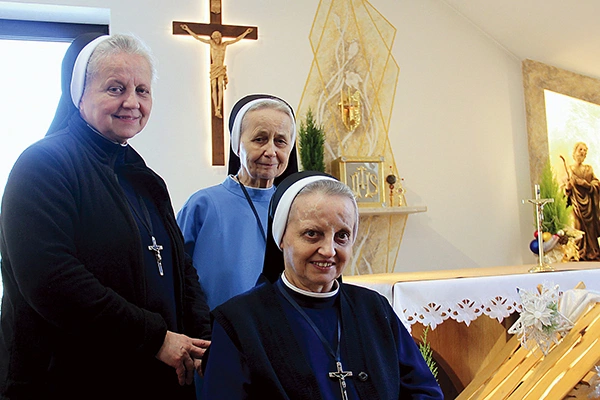 Rodzone siostry Ania, Agata i Terenia – tu mają blisko Maryję i siebie.