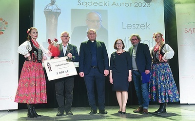 Leszek Migrała (drugi z lewej) z nagrodą i statuetką konkursu.
