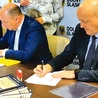 Dokument zostanie przekazany do Kancelarii Prezydenta RP. Od lewej: Tymoteusz Myrda i Mariusz Szpilarewicz.