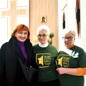 – Głogów jest pięknym miastem! Pełnym dobrych ludzi – podkreślają wolontariusze. Na zdjęciu od lewej: Dorota Drozd, Maria Dawidowska i Lidia Mojszczak w hospicyjnej kaplicy.