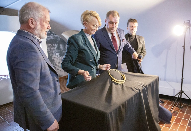Prezentacja kopii gockiego naszyjnika
